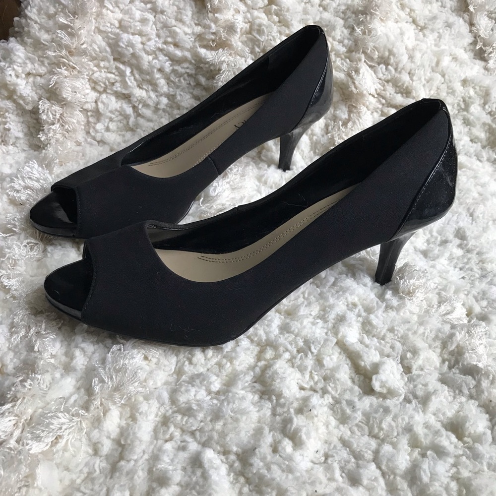 Ellen Tracy Black pumps